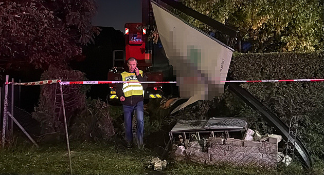 Řidiče postihla zástava srdce, naboural do rodinného domu. Oživovali ho svědci