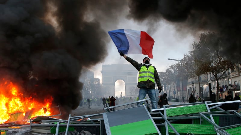 Krajní levice chtěla svrhnout republiku, řekl Macron. Francie zakáže většinu protestů